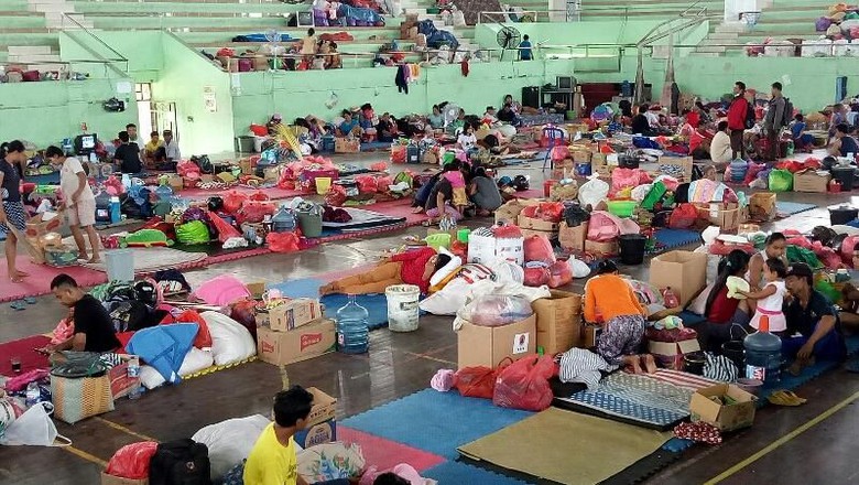 Pengungsi Gunung Agung Padati GOR Swecapura