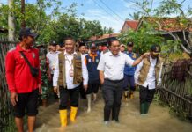 Pj Gubernur Banten Al Muktabar Temui Korban Banjir Teluk Naga Pastikan Percepat Penanganan